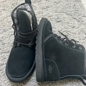 UGGS - NEW short lace up fur lined run like size 7 tag is a 6 measures in pics